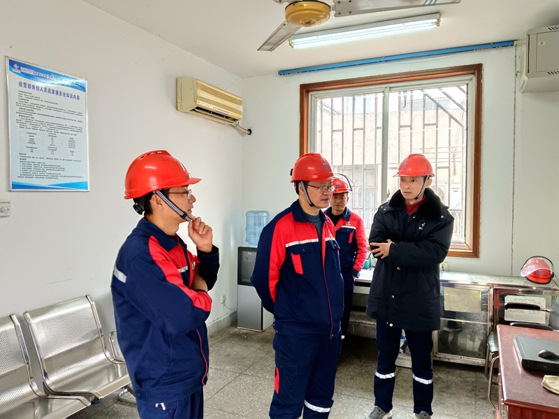公司党委副书记、总经理带领应急值班人员到园区排查安全隐患